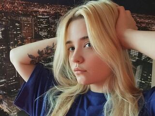 naked camgirl fingering pussy MonnieMoniz