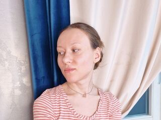 naughty cam girl fingering shaved pussy CamilaRosse