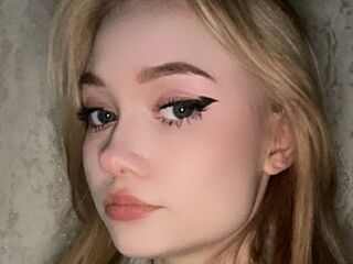 camgirl showing tits CecilyBurnard