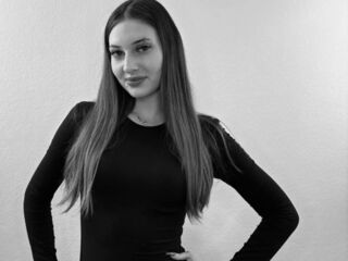 naughty camgirl fingering shaved pussy DaynaNicholls