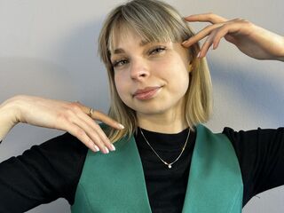 naked camgirl fingering pussy EmelineBurrough