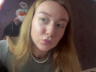 hot cam girl fingering shaved pussy KayeEliasen