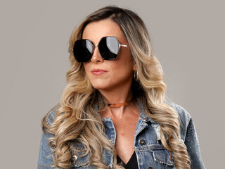 hot cam girl KiaraMoraes