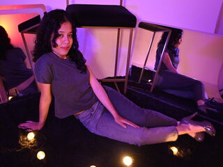 nude webcam girl photo KyaraLux