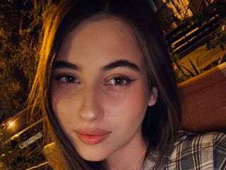 cam whore LeiaFrost