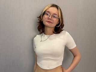 camslut masturbating ShemikaDestro