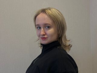 girl showing tits SuzannKernes